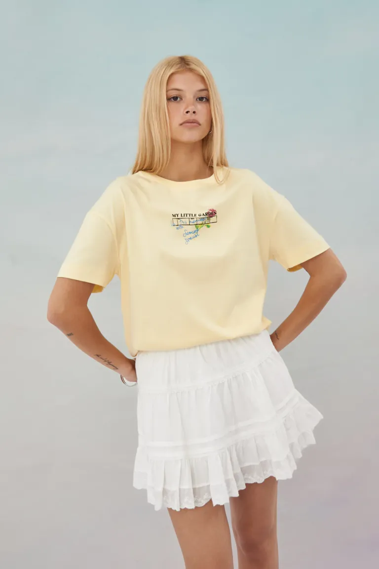 Remera de estilo gráfico y diseño moderno para mujer de Apricot en Remeras para argentina