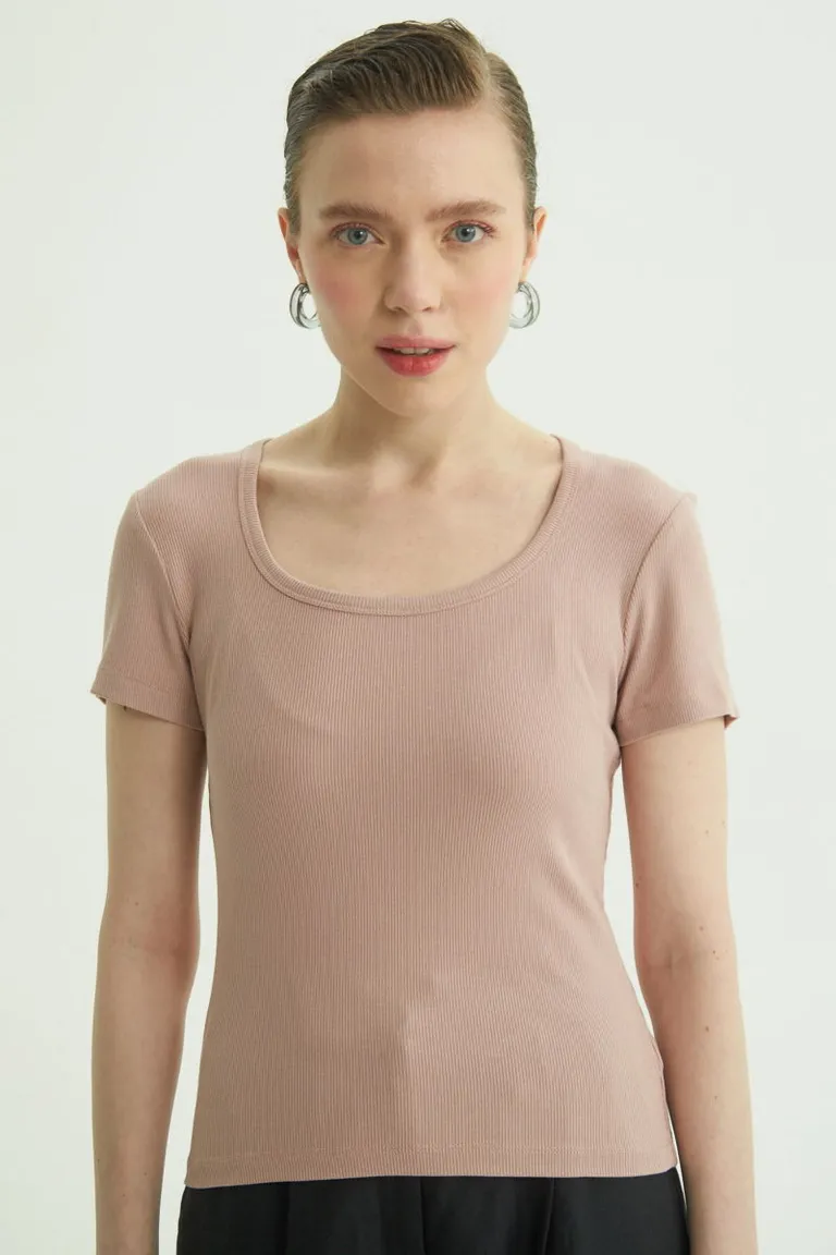 Remera de viscosa y elastano con escote redondo y bajo, entallada y larga a la cadera de Las Pepas en Remeras para argentina