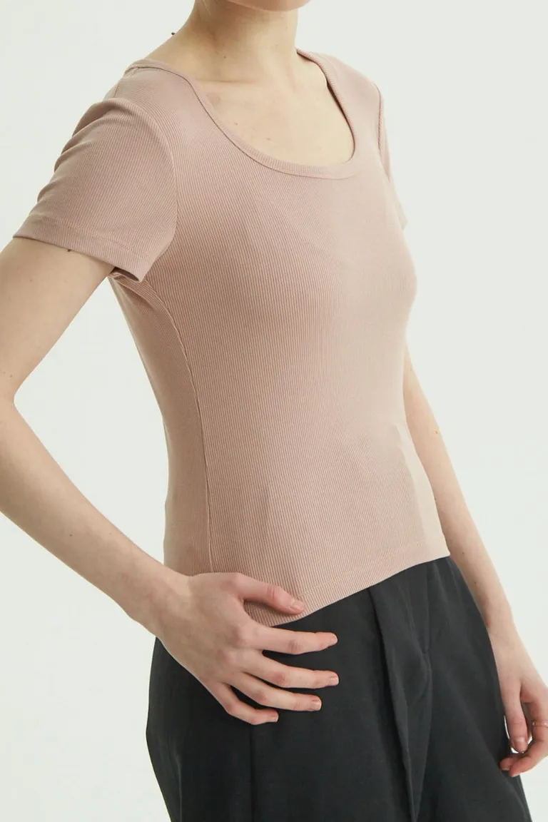 Remera de viscosa y elastano con escote redondo y bajo, entallada y larga a la cadera de Las Pepas en Remeras para argentina