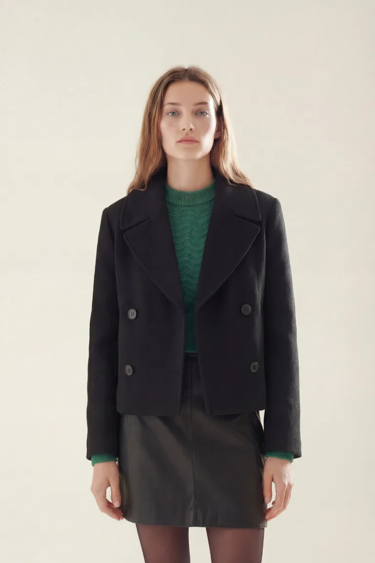 Chaqueta corta de diseño cruzado con solapas amplias y abotonadura frontal de Akiabara en Chaquetas para argentina