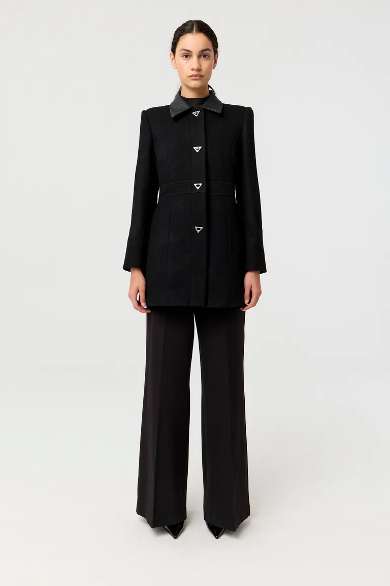 Tapado entallado con cuello efecto cuero, cierre de broches metálicos y bolsillos laterales de Markova en Tapados para argentina