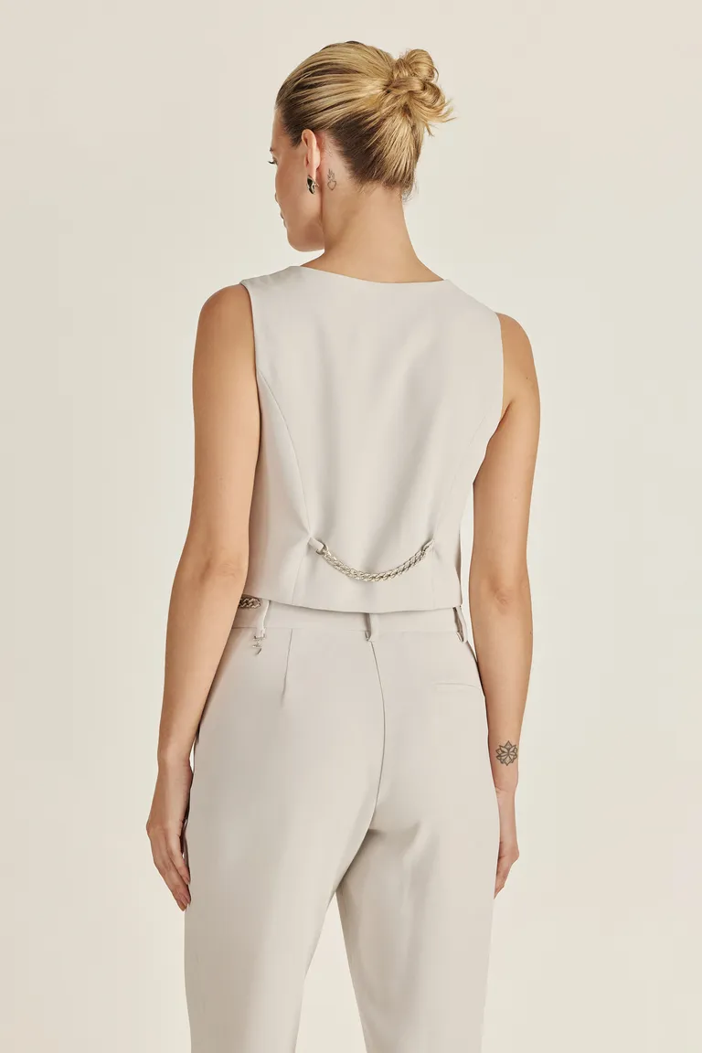 Chaleco de género sastrero liviano con detalles en cadena y botones forrados de Tucci en Chalecos para argentina