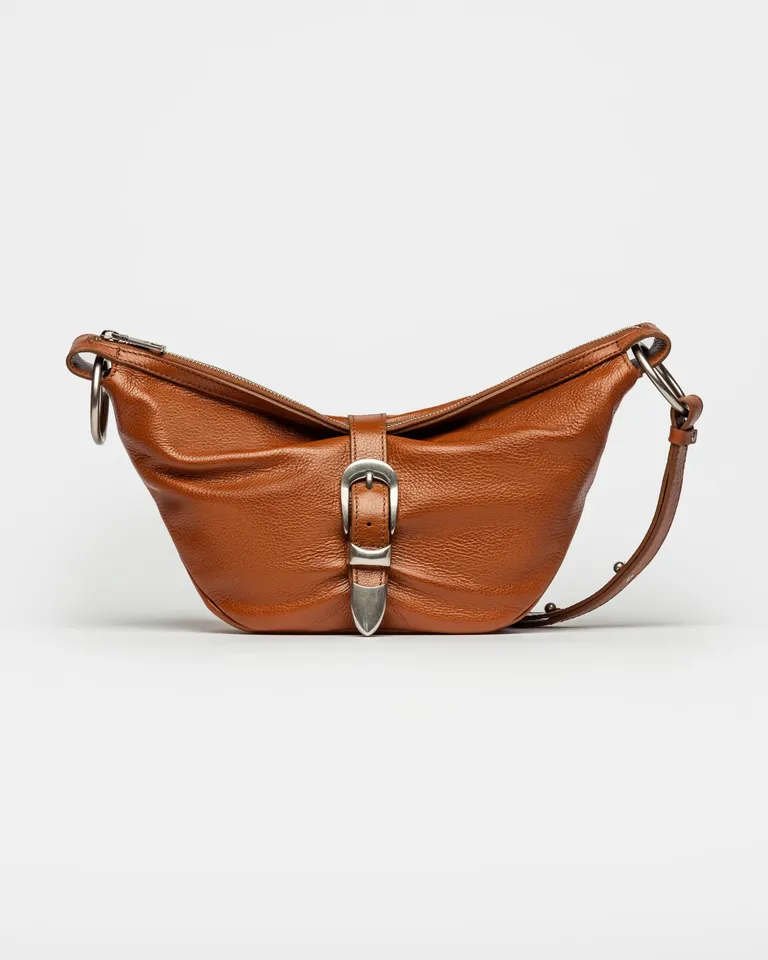 Versátil bandolera de cuero satinado con detalles metálicos de Prüne en Bolsos y Carteras para argentina