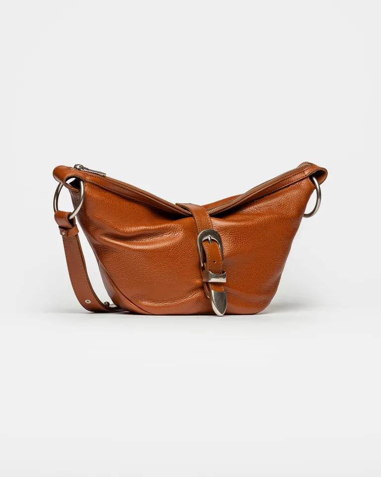 Versátil bandolera de cuero satinado con detalles metálicos de Prüne en Bolsos y Carteras para argentina