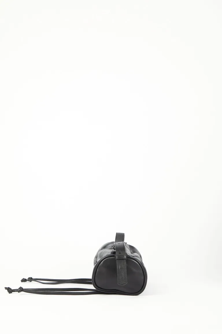 Cartera pequeña de formato cilíndrico con correa regulable y detalles fruncidos laterales de Mishka en Bolsos y Carteras para argentina