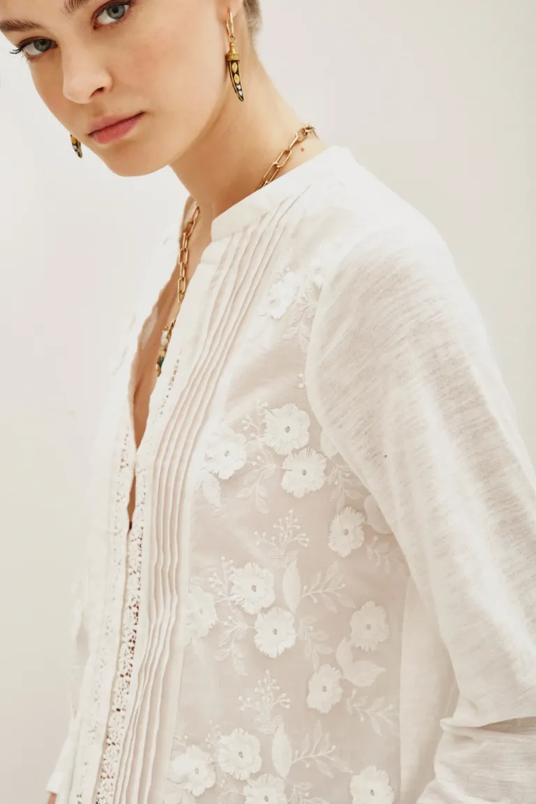 Camisa de manga larga con detalles de bordados florales, alforzas y puntillas en el delantero de Rapsodia en Camisas para argentina
