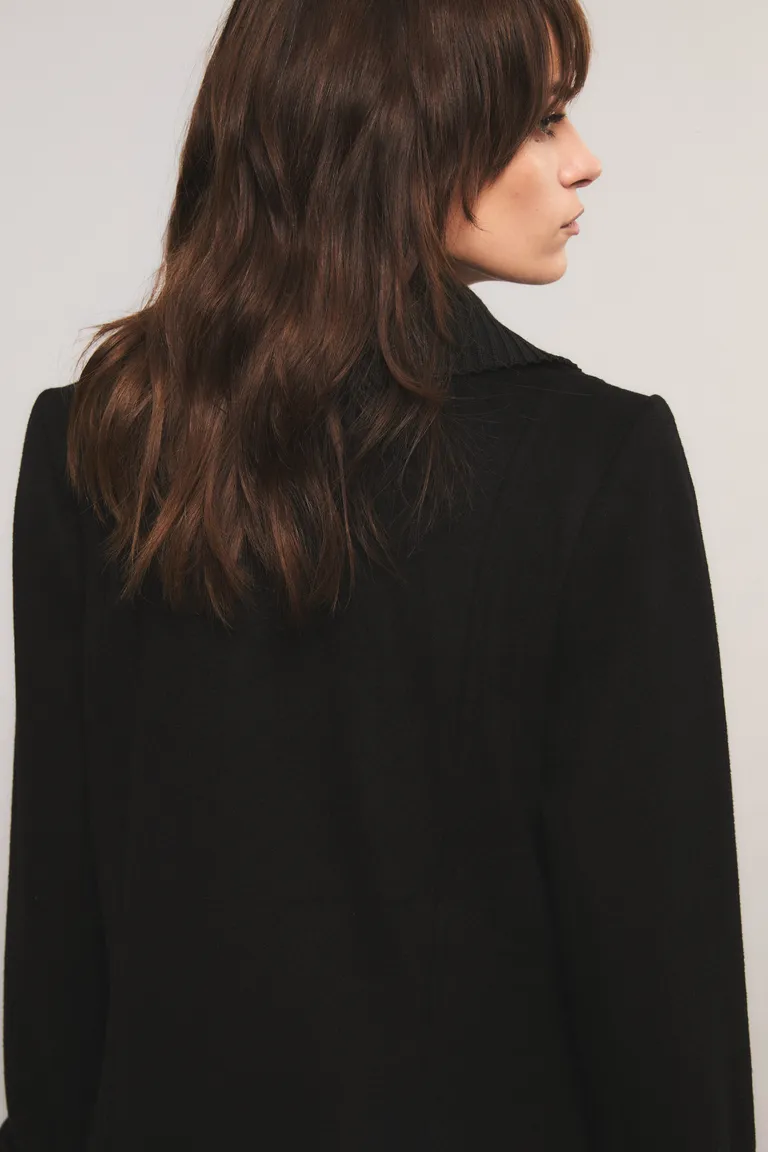 Tapado midi con solapas sastreras y cierre frontal cruzado de calce entallado de Kosiuko en Tapados para argentina