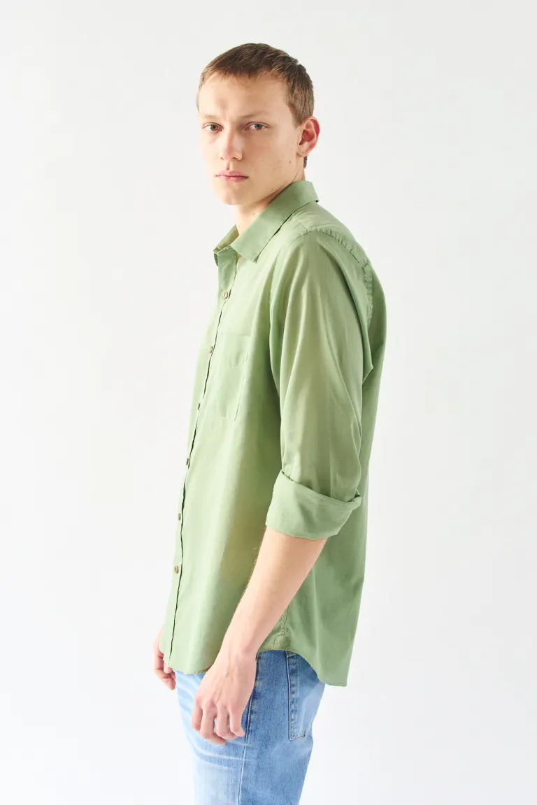 Camisa de diseño verde para hombre, de corte elegante y moderno de Bensimon en Camisas para argentina