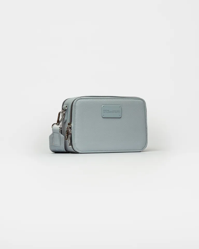 Bandolera rígida y estructurada de piel sintética saffiano con detalles metálicos de Prüne en Bolsos y Carteras para argentina