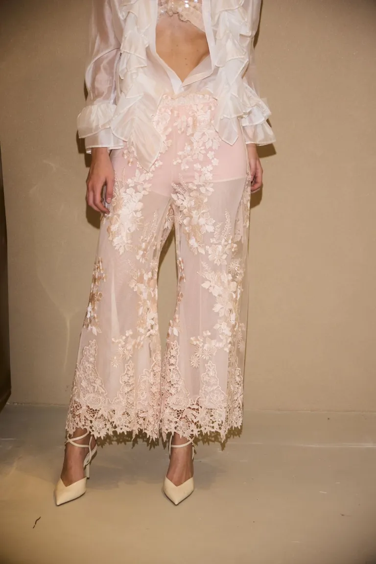 Pantalón de encaje blanco para mujer, diseño delicado y de alta moda de Allo Martinez en Pantalones para argentina