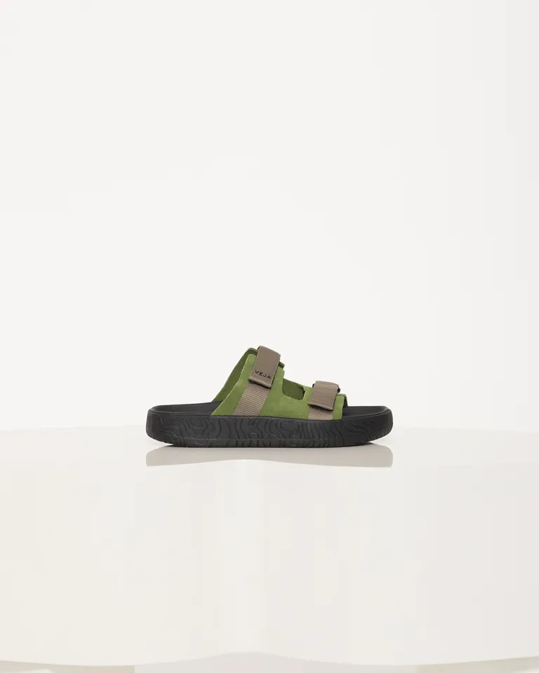 Sandalias verdes de diseño minimalista y estilo casual de Jazmin Chebar en Sandalias para argentina