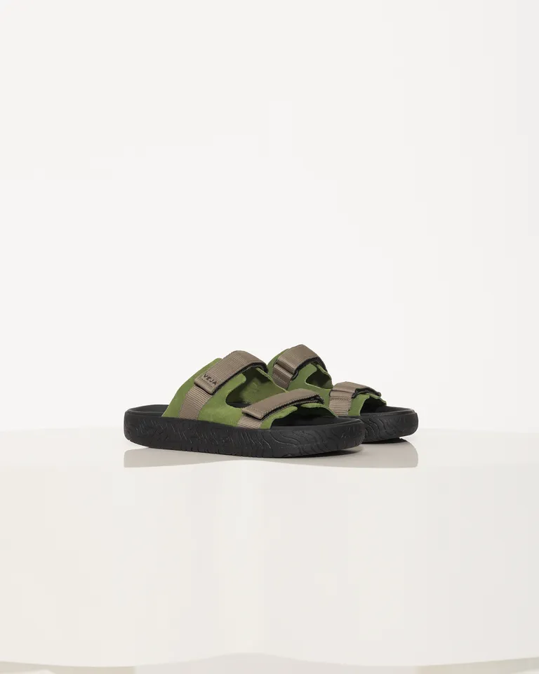 Sandalias verdes de diseño minimalista y estilo casual de Jazmin Chebar en Sandalias para argentina