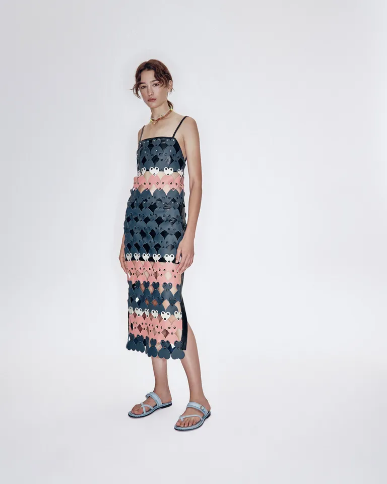 Pollera corta con diseño de corazones troquelados y detalles metálicos de Jazmin Chebar en Faldas para argentina