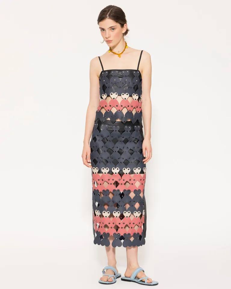 Pollera corta con diseño de corazones troquelados y detalles metálicos de Jazmin Chebar en Faldas para argentina