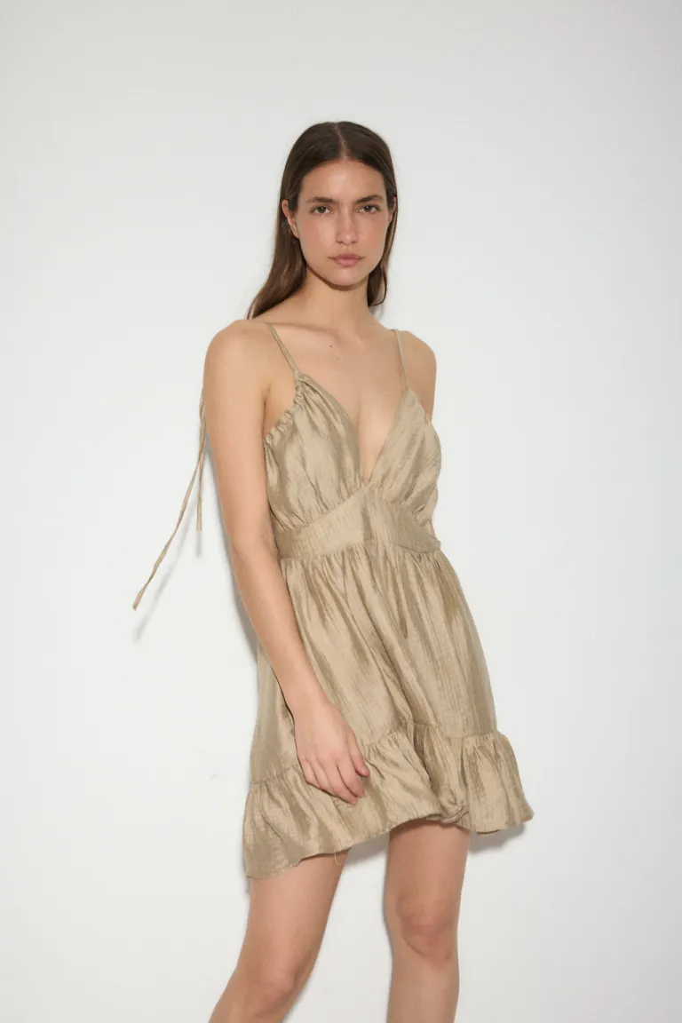 Vestido negro de tirantes finos y corte entallado, diseño moderno y elegante de Audaz en Vestidos para argentina