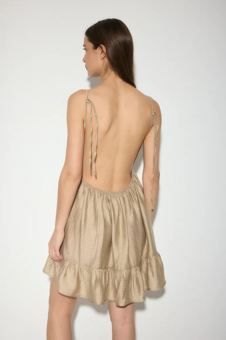 Vestido negro de tirantes finos y corte entallado, diseño moderno y elegante de Audaz en Vestidos para argentina