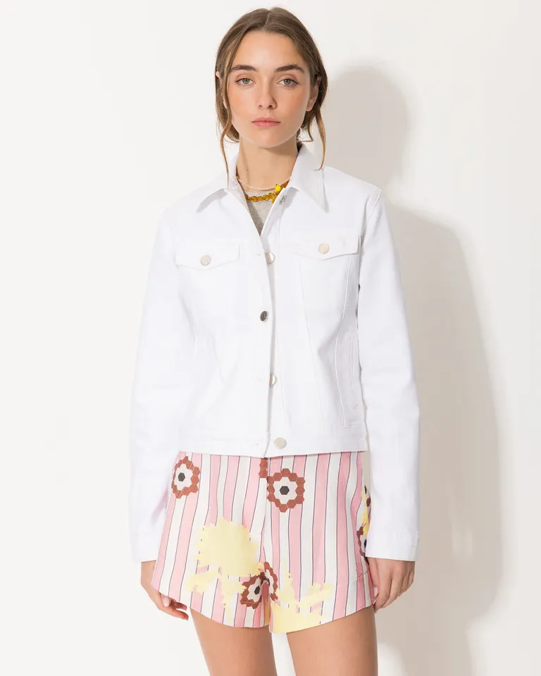 Chaqueta trucker blanca de corte entallado para un look urbano y fresco de Jazmin Chebar en Chaquetas para argentina