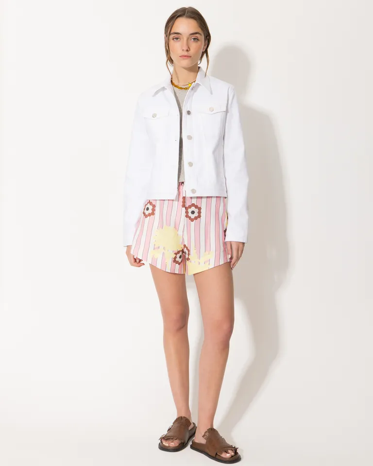 Chaqueta trucker blanca de corte entallado para un look urbano y fresco de Jazmin Chebar en Chaquetas para argentina