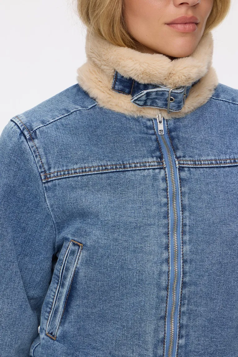 Campera de denim entallada con cuello y puños de piel sintética de Cuesta Blanca en Chaquetas para argentina