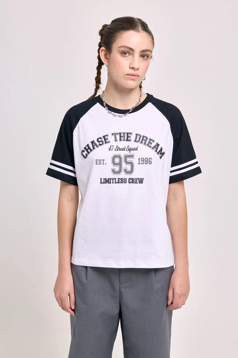 Remera con mangas cortas tipo raglán y estampa tipográfica universitaria al frente de corte regular de 47 Street en Remeras para argentina