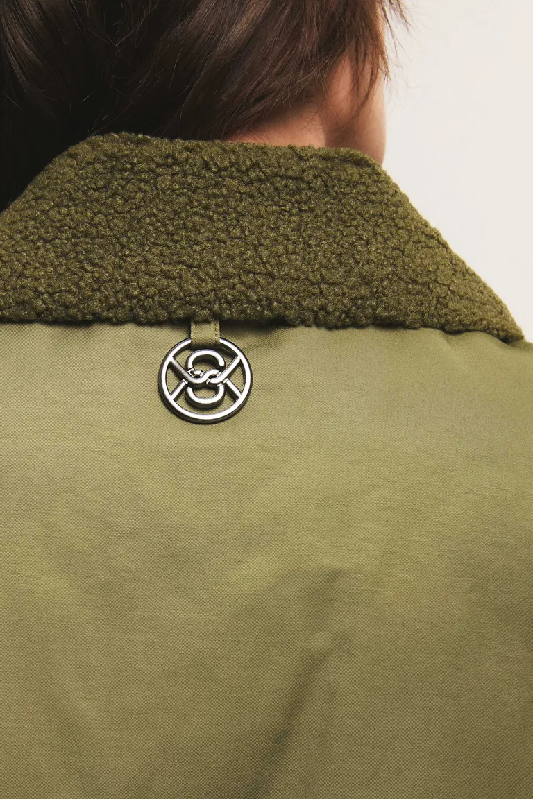 Chaleco estilo flight de calce regular con cuello de textura y cierre frontal con bolsillos laterales de Kosiuko en Chalecos para argentina