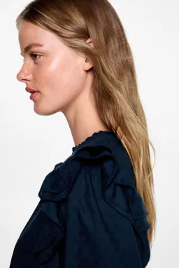 Blusa con volantes bordados de Mango Teen en Blusas para argentina