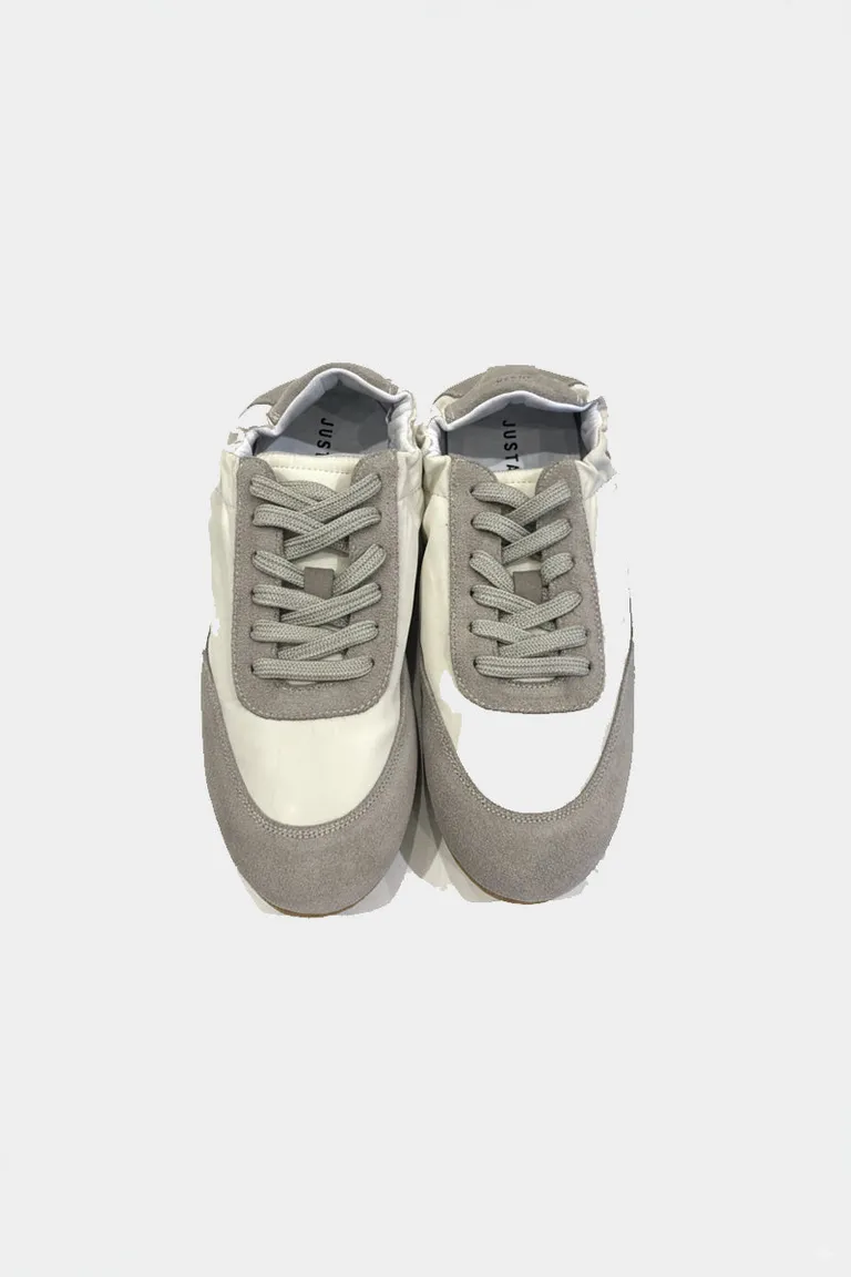 Zapatillas urbanas de diseño moderno y minimalista, en tonos grises y blancos de Justaosadia en Zapatillas para argentina