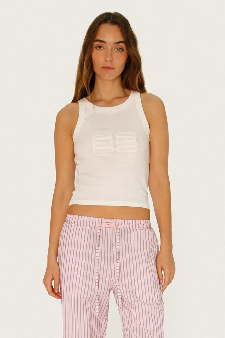 Musculosa blanca de cuello redondo con logo bordado de Sofia Sarkany en Remeras para argentina