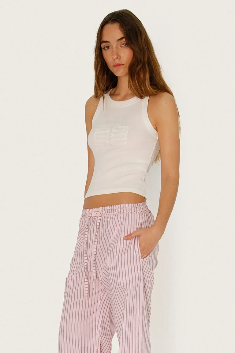 Musculosa blanca de cuello redondo con logo bordado de Sofia Sarkany en Remeras para argentina