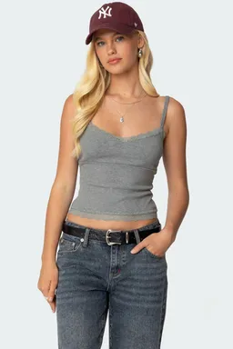 Musculosa mireille con encaje de Edikted en Tops para argentina