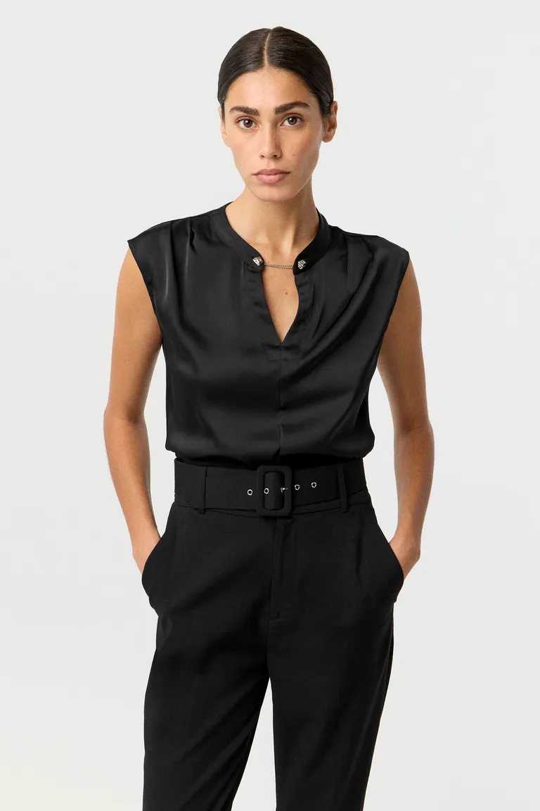 Remera femenina con escote a la base, detalle metálico frontal y calce relajado de Markova en Remeras para argentina