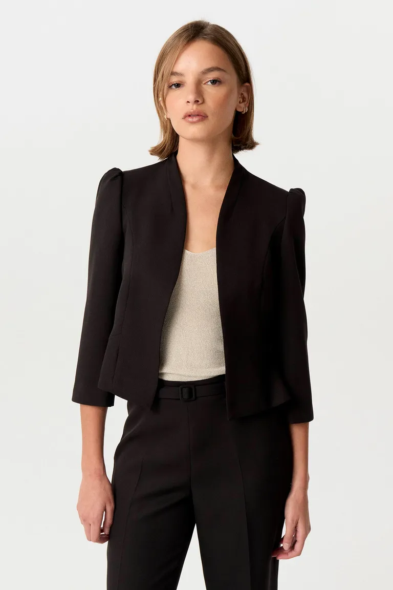Blazer corto de sastrería elastizada con silueta entallada y mangas 3/4 de Markova en Blazers para argentina