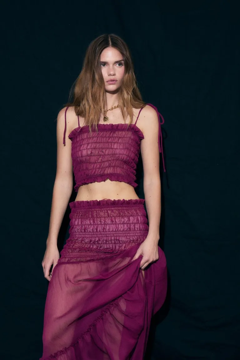 Top confeccionado en gasa crepe con diseño sofisticado y vanguardista de Allo Martinez en Tops para argentina