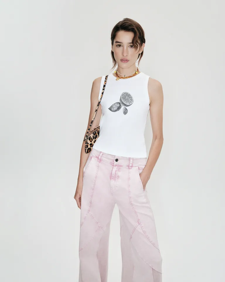 Musculosa de corte ajustado en suave algodón pima con estampa gráfica de Jazmin Chebar en Remeras para argentina