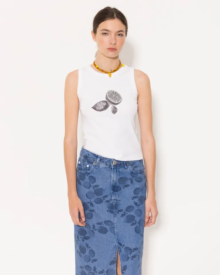 Musculosa de corte ajustado en suave algodón pima con estampa gráfica de Jazmin Chebar en Remeras para argentina