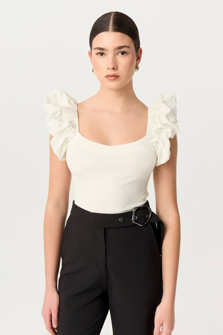 Top de Ribb Compacto con Volados en Mangas y Escote en V de Markova en Remeras para argentina