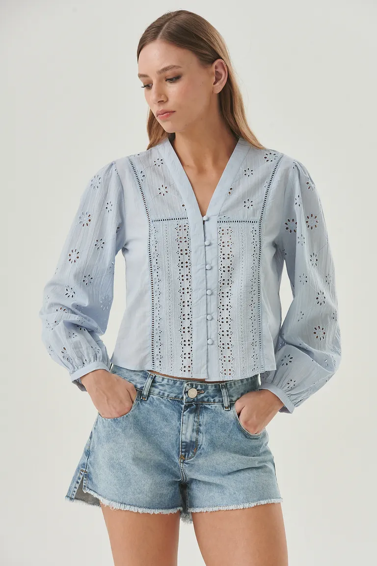 Camisa femenina con bordados florales y detalles de puntilla de Sweet en Camisas para argentina