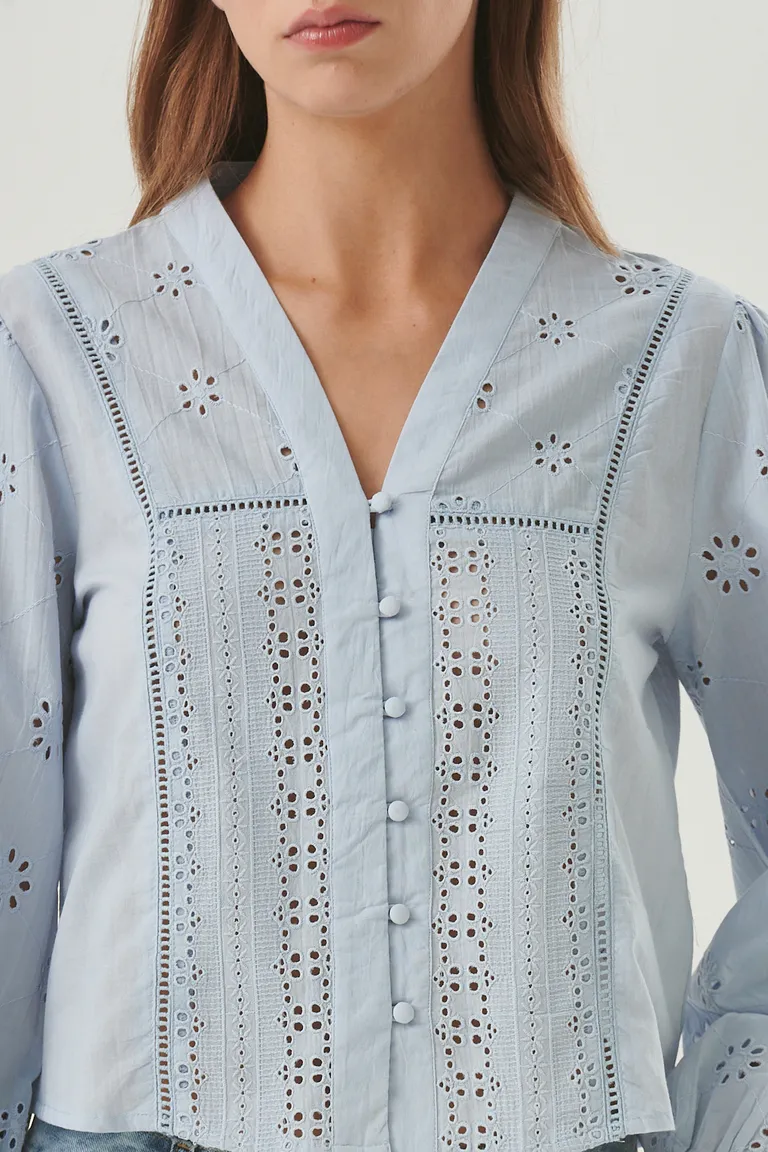 Camisa femenina con bordados florales y detalles de puntilla de Sweet en Camisas para argentina