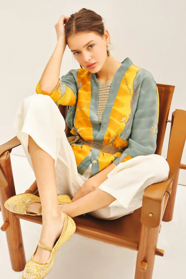 Kimono corto abierto con bordado en hilo de lurex y estampado vistoso de Rapsodia en Kimonos para argentina