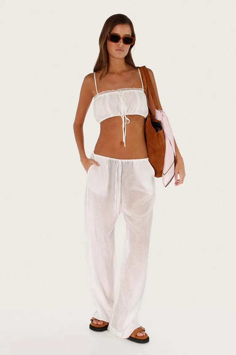 Top de gasa blanco con alforzas y detalles ajustables para un estilo veraniego de Sofia Sarkany en Tops para argentina