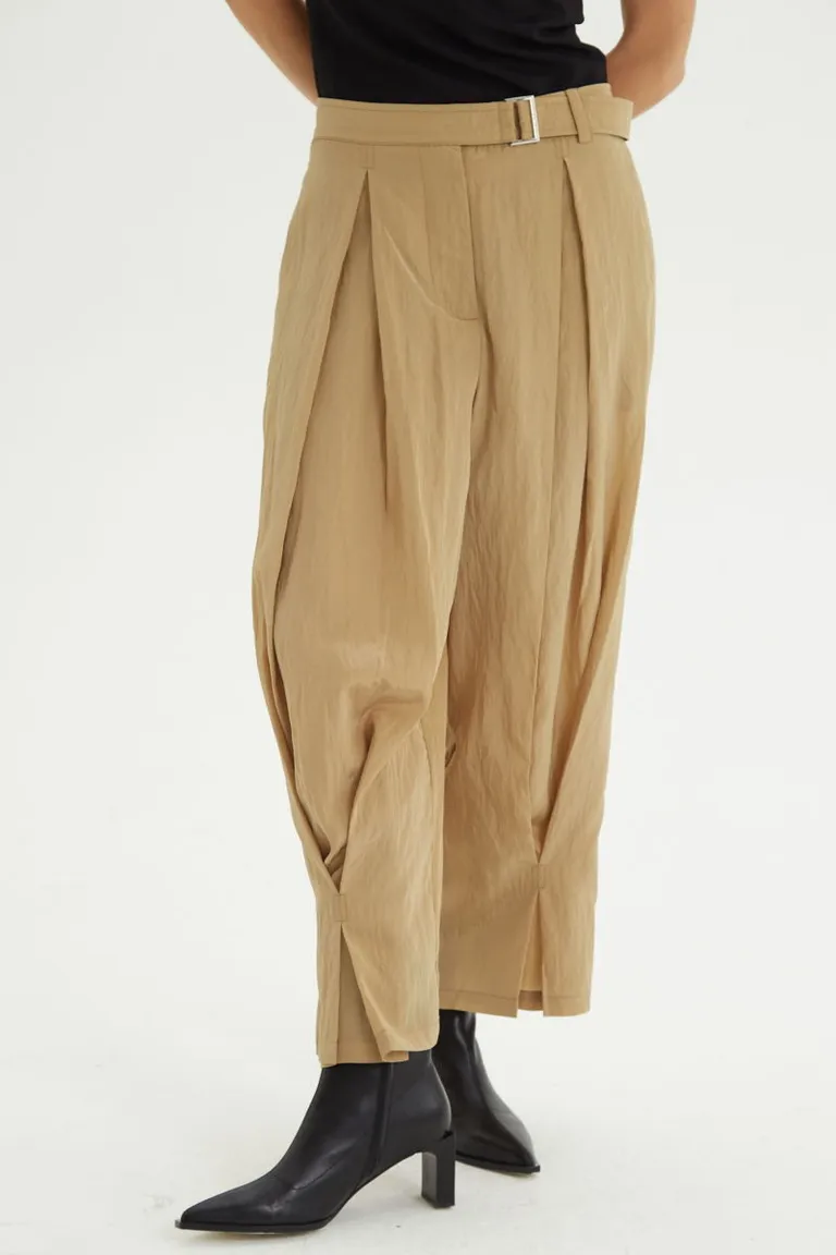 Pantalón tiro medio con tablas, cintura ajustada con cinturón y silueta redondeada de Las Pepas en Pantalones para argentina