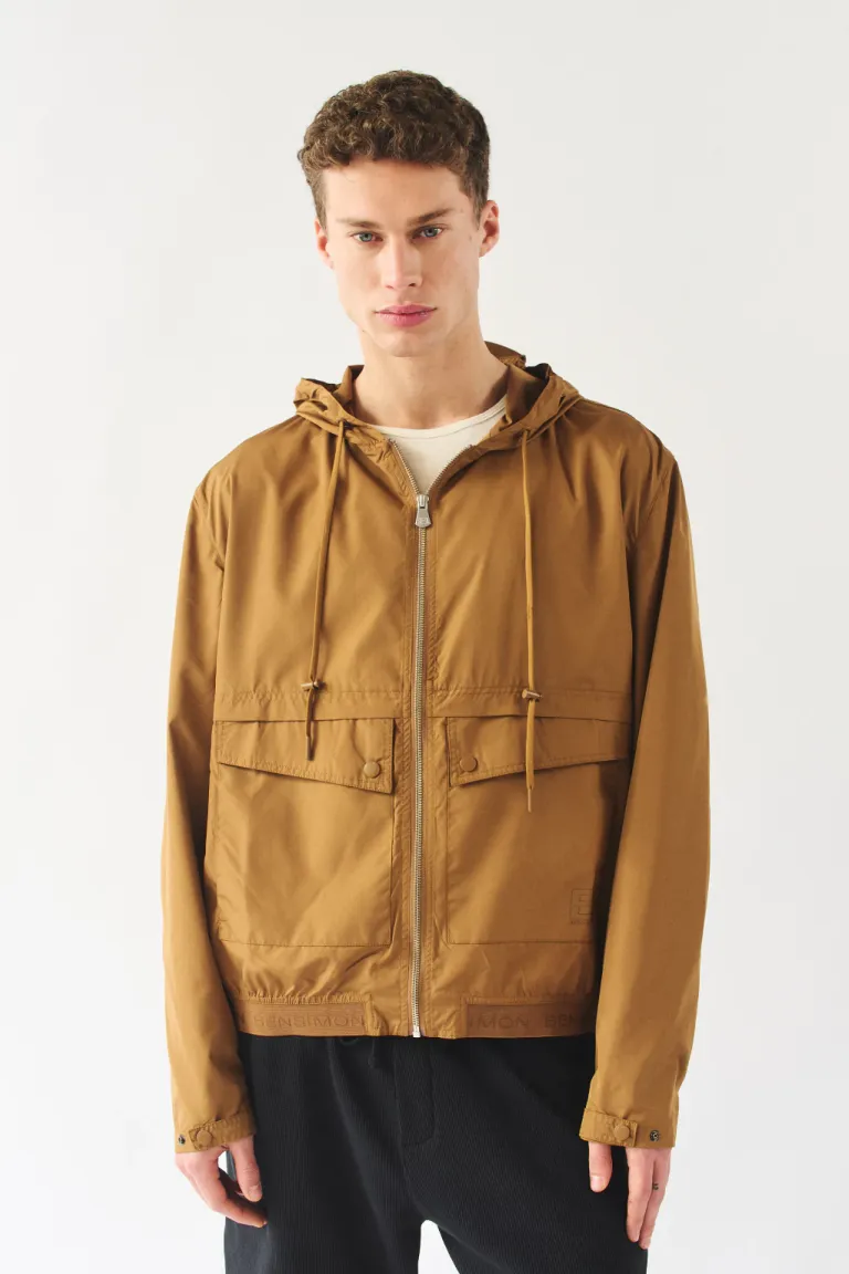 Campera liviana con capucha y bolsillos de calce regular para hombre de Bensimon en Abrigos y Camperas para argentina