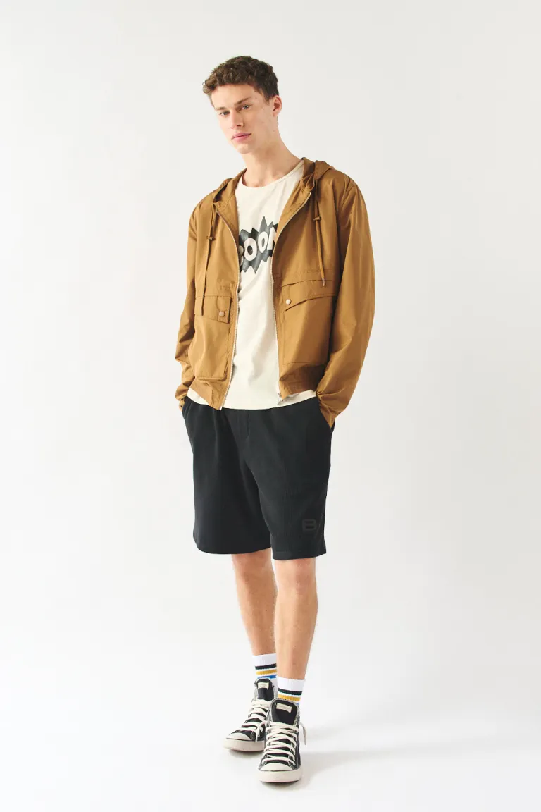 Campera liviana con capucha y bolsillos de calce regular para hombre de Bensimon en Abrigos y Camperas para argentina