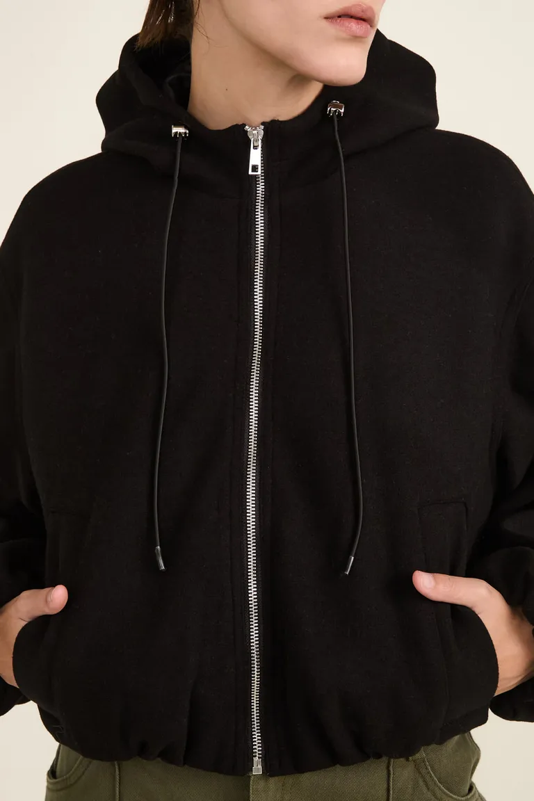 Chaqueta corta con capucha, cierre frontal metálico y detalles de frunces en puños y cintura de Cuesta Blanca en Chaquetas para argentina