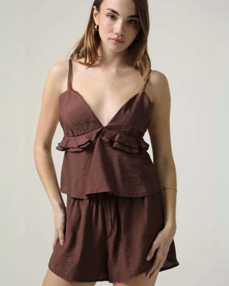 Top de lino y rayón con tirantes ajustables y volantes para un estilo elegante y casual de Hesed en Tops para argentina