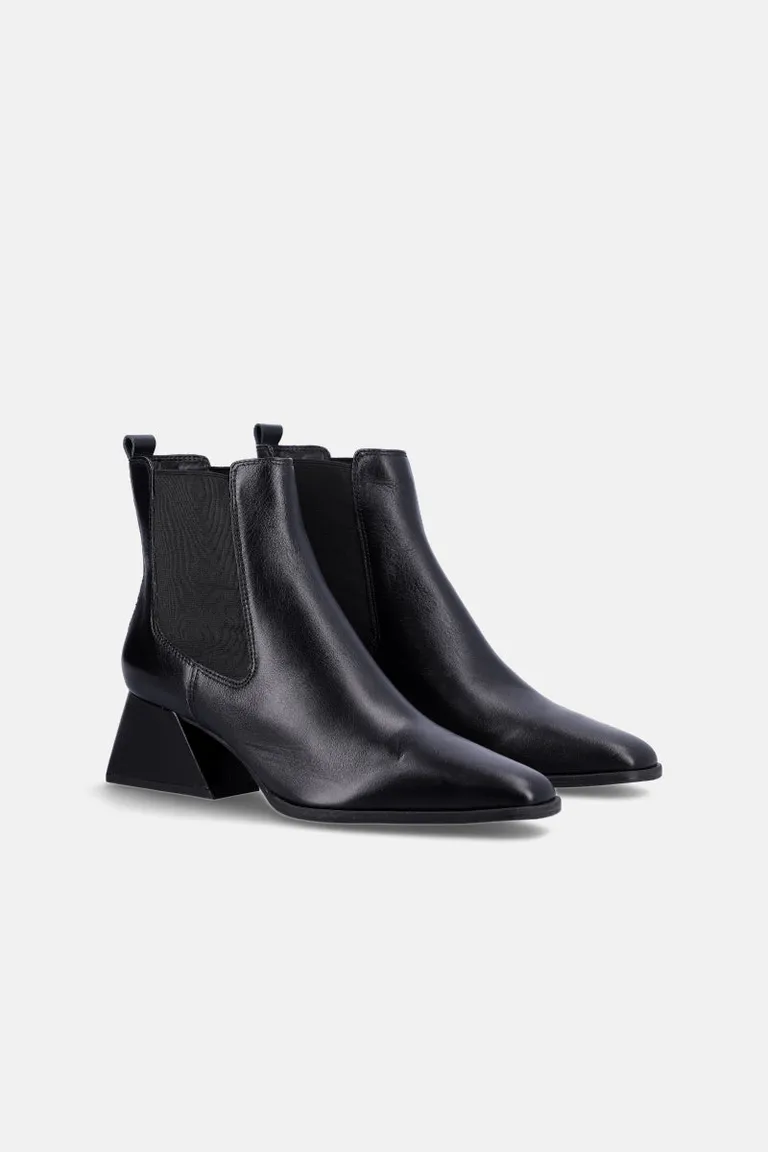 Bota de mujer con caña al tobillo, elásticos laterales y taco geométrico de diseño arquitectónico de Justaosadia en Botas y Botinetas para argentina