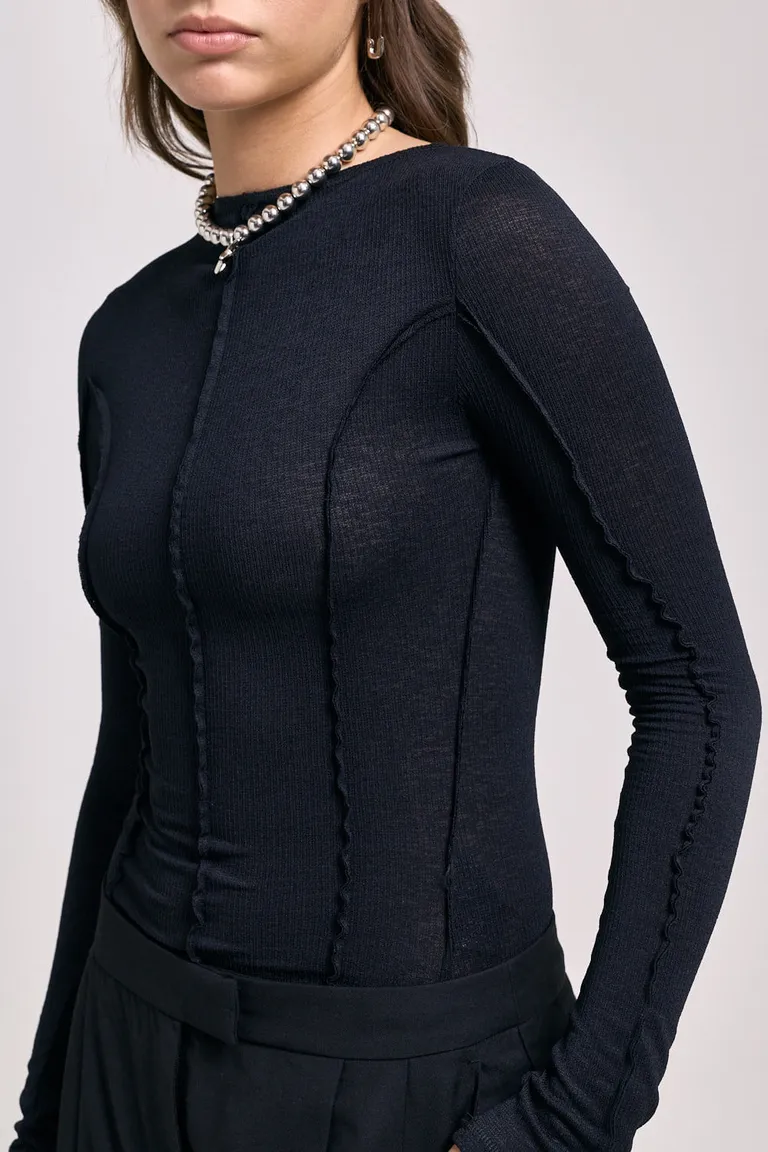 Remera manga larga ajustada con costuras a la vista y cuello cerrado de 47 Street en Remeras para argentina