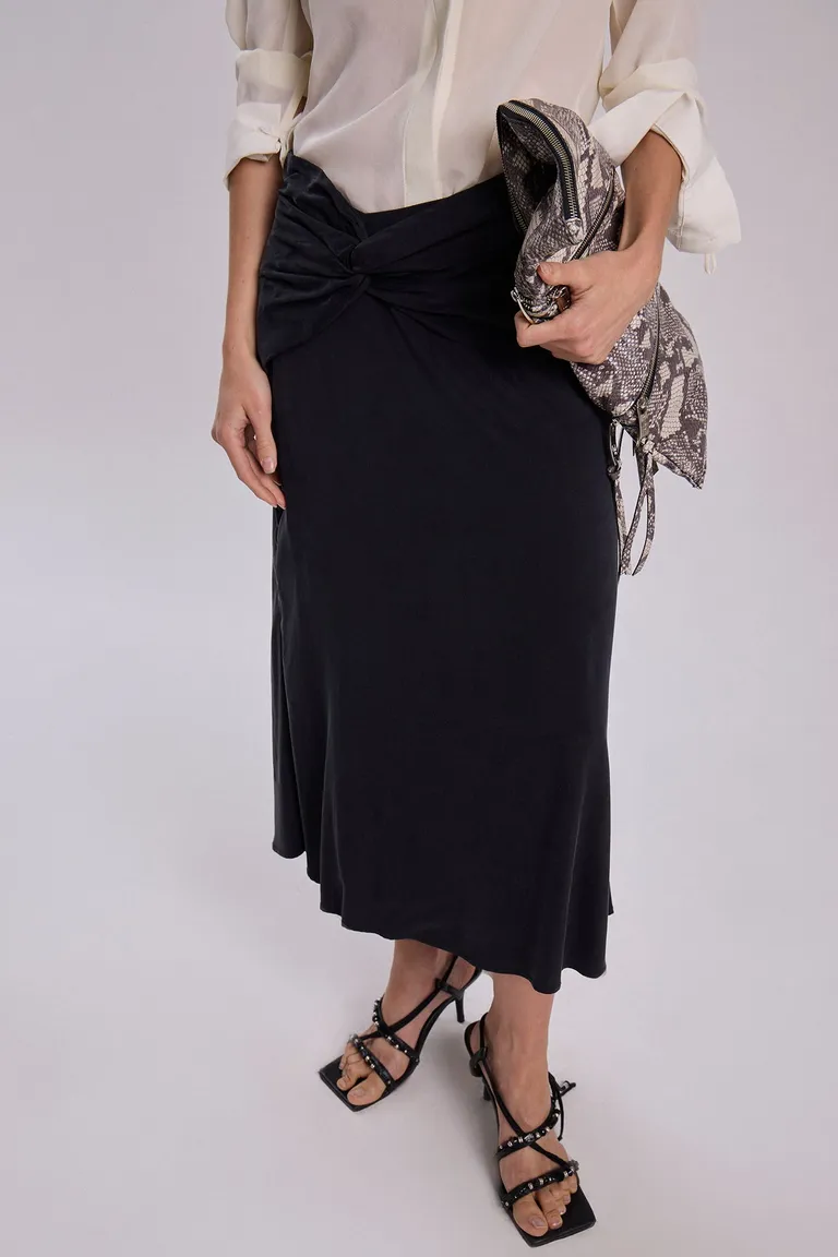 Falda negra midi con nudo delantero y cierre invisible de Maria Cher en Faldas para argentina