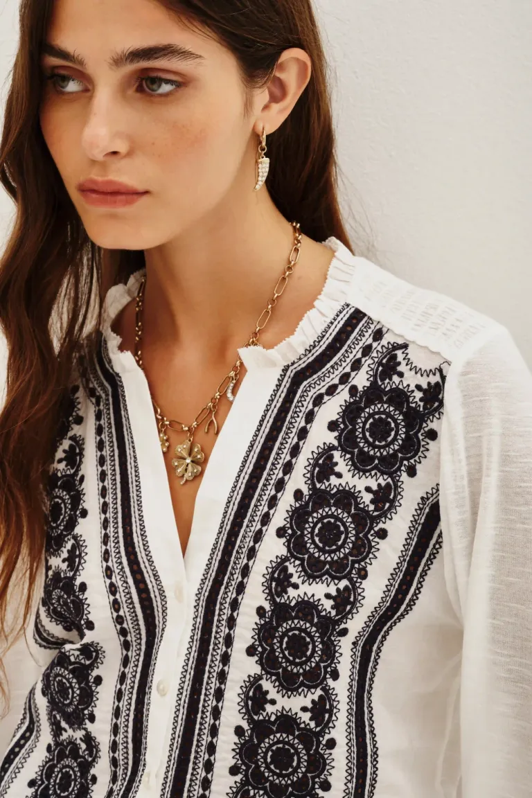 Camisa de manga larga con bordados frontales, cuello redondo y cierre de botones de Rapsodia en Camisas para argentina