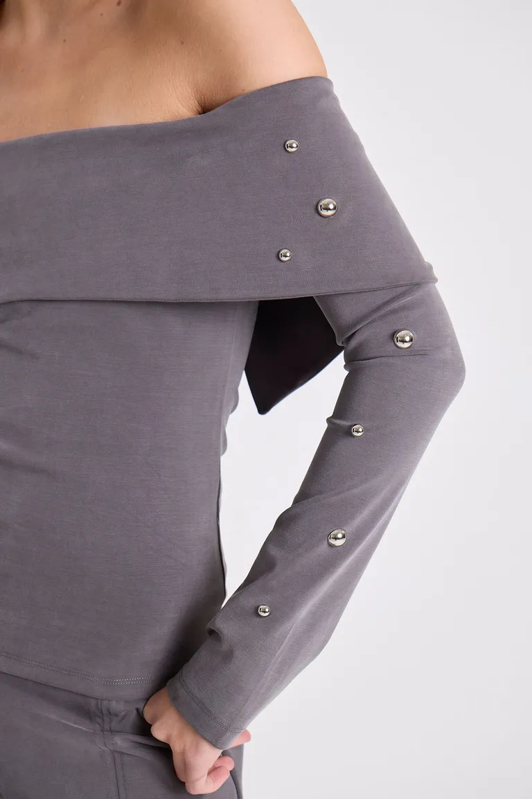 Top manga larga con hombros descubiertos y detalle de remaches metálicos en mangas y escote de Maria Cher en Tops para argentina